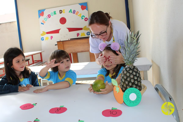 Que fruta  essa - Colgio Le Perini. Educao Infantil e Ensino Fundamental. Indaiatuba, SP