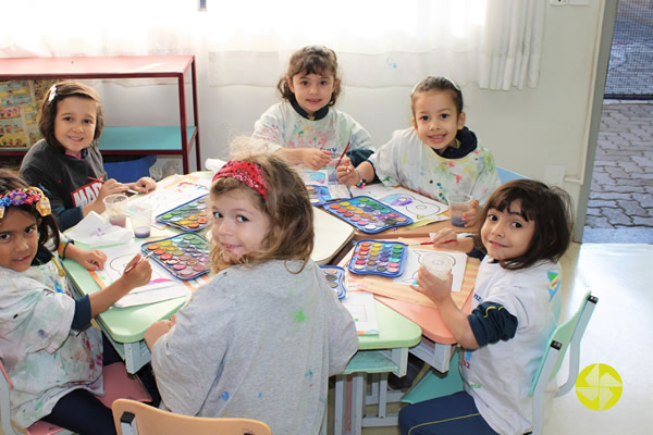 Um dia com muitas cores e brincadeiras - Colgio Le Perini. Educao Infantil e Ensino Fundamental. Indaiatuba, SP
