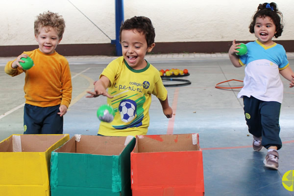 Alimentando a cobra - Colgio Le Perini. Educao Infantil e Ensino Fundamental. Indaiatuba, SP