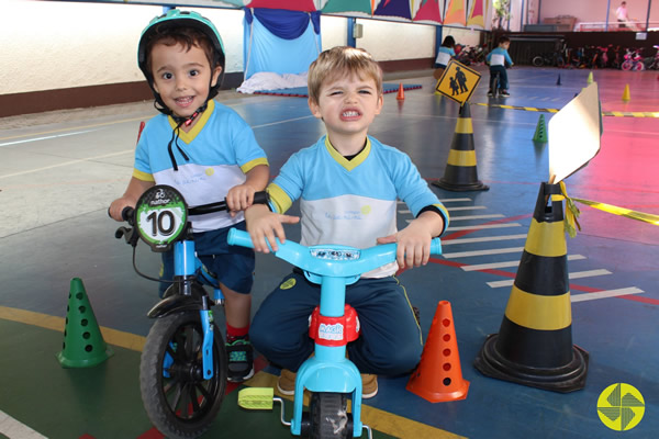 Dia de aprender brincando! - Colgio Le Perini. Educao Infantil e Ensino Fundamental. Indaiatuba, SP