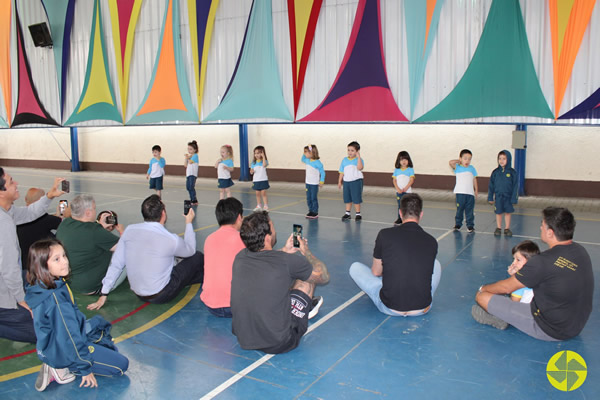 Segundo dia de comemoraes de Dia dos Pais - Colgio Le Perini. Educao Infantil e Ensino Fundamental. Indaiatuba, SP