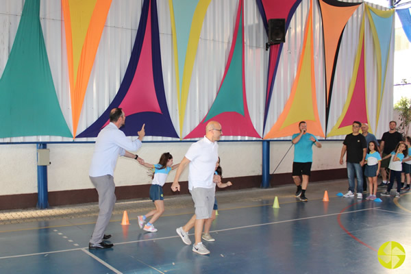 Ser pai  oferecer o corao a seu filho. - Colgio Le Perini. Educao Infantil e Ensino Fundamental. Indaiatuba, SP