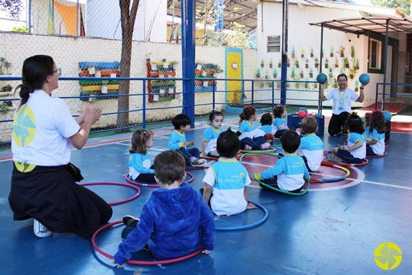 Gincana com bolas - Colgio Le Perini. Educao Infantil e Ensino Fundamental. Indaiatuba, SP