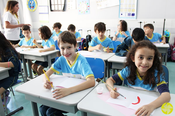 Estudo da simetria - Colgio Le Perini. Educao Infantil e Ensino Fundamental. Indaiatuba, SP