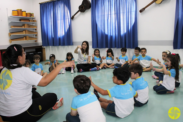 Conhecendo, observando, escutando e manuseando instrumentos musicais! - Colgio Le Perini. Educao Infantil e Ensino Fundamental. Indaiatuba, SP