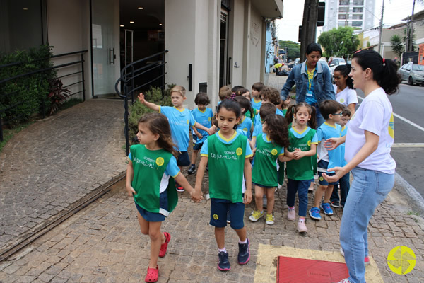 Observando a paisagem - Colgio Le Perini. Educao Infantil e Ensino Fundamental. Indaiatuba, SP