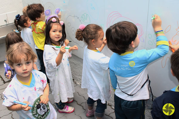 Desenho na lousa de azulejo - Colgio Le Perini. Educao Infantil e Ensino Fundamental. Indaiatuba, SP