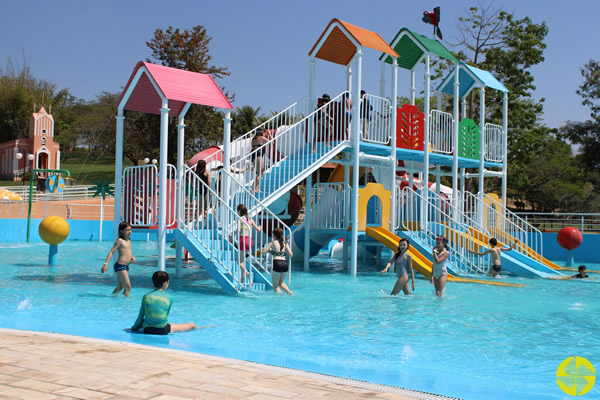 Passeio no Ararita Hotel Fazenda - Diverso na Piscina - Colgio Le Perini. Educao Infantil e Ensino Fundamental. Indaiatuba, SP