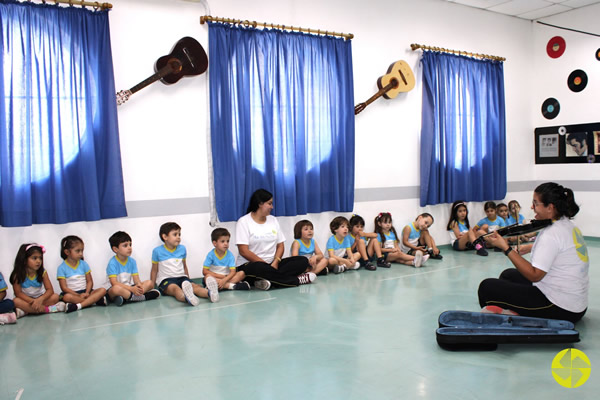 Descobrindo o mundo encantador da msica clssica - Colgio Le Perini. Educao Infantil e Ensino Fundamental. Indaiatuba, SP