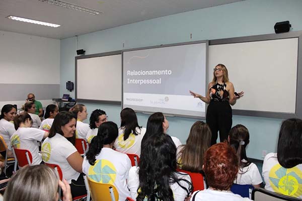 Expandindo a conscincia - Colgio Le Perini. Educao Infantil e Ensino Fundamental. Indaiatuba, SP