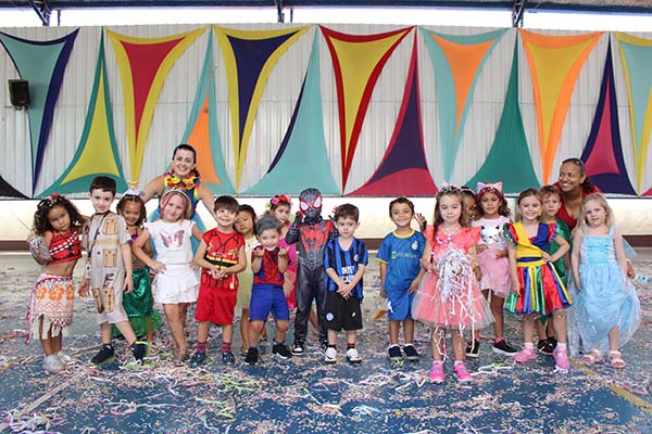 Muita folia e animao! - Colgio Le Perini. Educao Infantil e Ensino Fundamental. Indaiatuba, SP