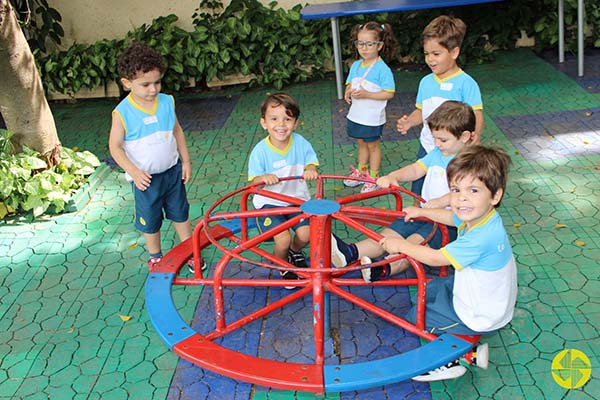 Brincadeiras no parque - Colgio Le Perini. Educao Infantil e Ensino Fundamental. Indaiatuba, SP