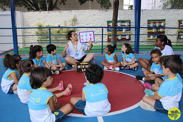 Coloring feelings - Colgio Le Perini. Educao Infantil e Ensino Fundamental. Indaiatuba, SP