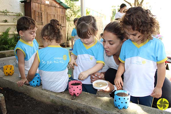 Maternal I A cultiva conhecimento na horta escolar - Colgio Le Perini. Educao Infantil e Ensino Fundamental. Indaiatuba, SP