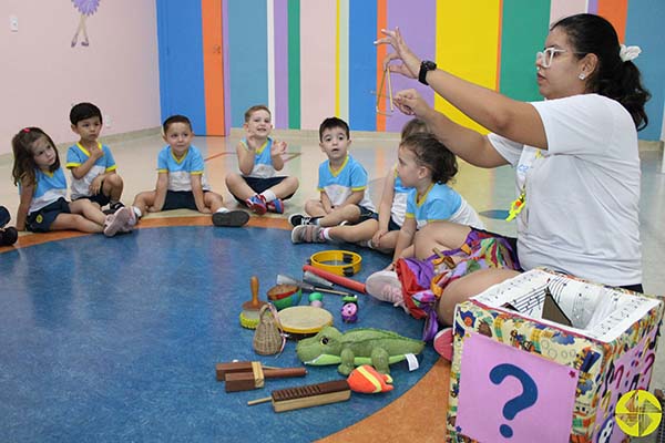 A Magia das Histrias Cantadas na Educao Infantil - Colgio Le Perini. Educao Infantil e Ensino Fundamental. Indaiatuba, SP