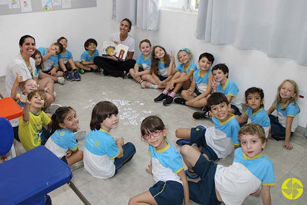 Dinmica de caa letras - Colgio Le Perini. Educao Infantil e Ensino Fundamental. Indaiatuba, SP