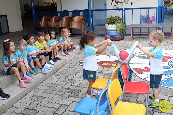 Estimulando a coordenao motora - Colgio Le Perini. Educao Infantil e Ensino Fundamental. Indaiatuba, SP