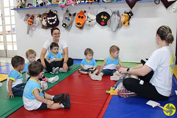 Contao de histrias de forma sensorial - Colgio Le Perini. Educao Infantil e Ensino Fundamental. Indaiatuba, SP