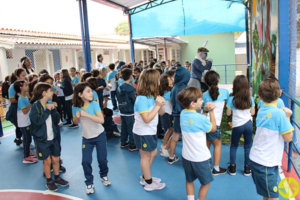 Contao de histrias com o Sr. Coelho - Colgio Le Perini. Educao Infantil e Ensino Fundamental. Indaiatuba, SP