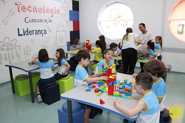 Muita imaginao na aula de robtica do Jardim ll E - Colgio Le Perini. Educao Infantil e Ensino Fundamental. Indaiatuba, SP