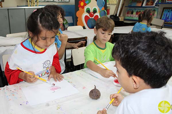 Tintas naturais - Colgio Le Perini. Educao Infantil e Ensino Fundamental. Indaiatuba, SP