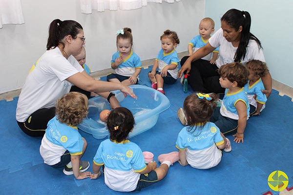 Aprendendo higiene pessoal desde cedo - Colgio Le Perini. Educao Infantil e Ensino Fundamental. Indaiatuba, SP