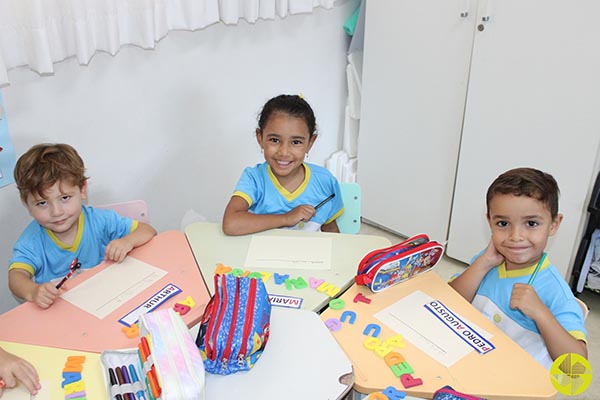 Explorando letras e arte - Colgio Le Perini. Educao Infantil e Ensino Fundamental. Indaiatuba, SP