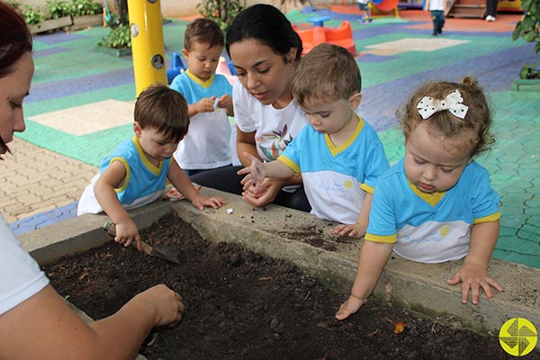 Estimulando o contato com a natureza - Colgio Le Perini. Educao Infantil e Ensino Fundamental. Indaiatuba, SP