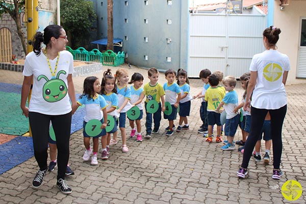 A caterpillar full of numbers - Colgio Le Perini. Educao Infantil e Ensino Fundamental. Indaiatuba, SP