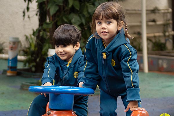 No parque com os amigos - Colgio Le Perini. Educao Infantil e Ensino Fundamental. Indaiatuba, SP