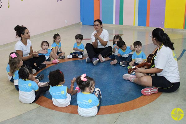 Aventuras musicais do Maternal l C com a abelhinha Melinda - Colgio Le Perini. Educao Infantil e Ensino Fundamental. Indaiatuba, SP