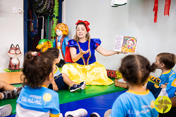 Espelho, espelho meu. . . quem  especial como eu? - Colgio Le Perini. Educao Infantil e Ensino Fundamental. Indaiatuba, SP