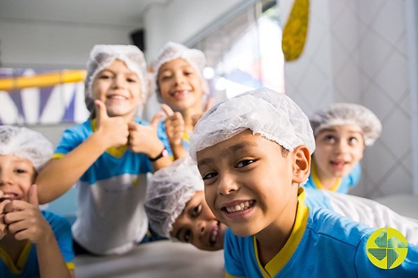 Pequenos chefs em ao! - Colgio Le Perini. Educao Infantil e Ensino Fundamental. Indaiatuba, SP