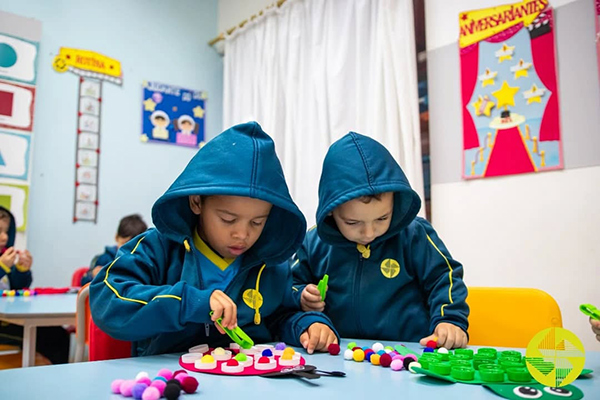 Treinando o movimento de pinça - Colégio Le Perini. Educação Infantil e Ensino Fundamental. Indaiatuba, SP