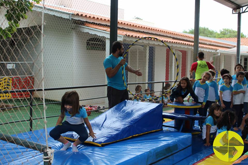 Aula Experimental Artes Circense - Colgio Le Perini. Educao Infantil e Ensino Fundamental. Indaiatuba, SP