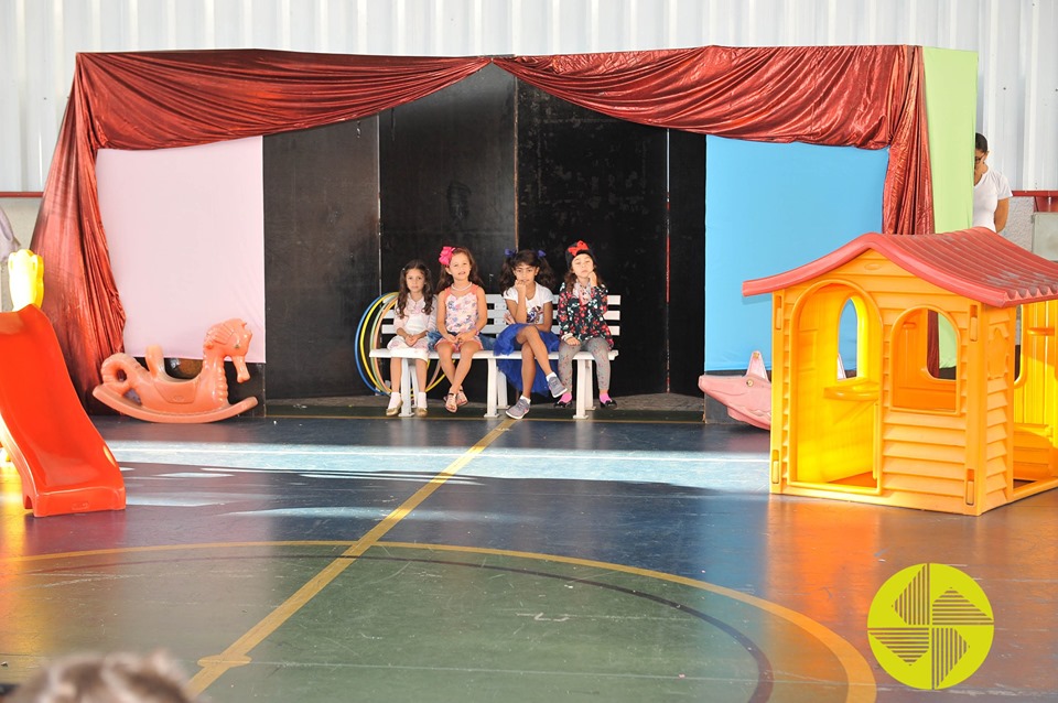 Teatro Um Presente para a Me - Colgio Le Perini. Educao Infantil e Ensino Fundamental. Indaiatuba, SP