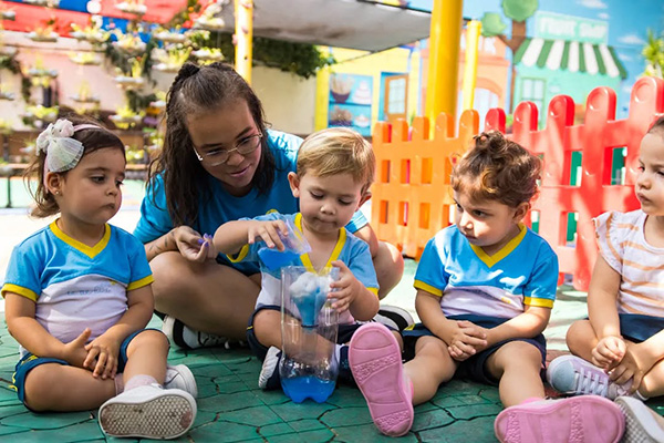 Chuva na Garrafa - Col�gio Le Perini. Educa��o Infantil e Ensino Fundamental. Indaiatuba, SP