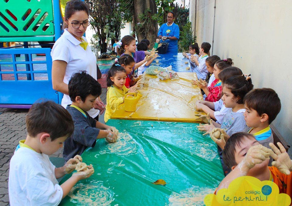 Brincar com Argila - Colgio Le Perini. Educao Infantil e Ensino Fundamental. Indaiatuba, SP