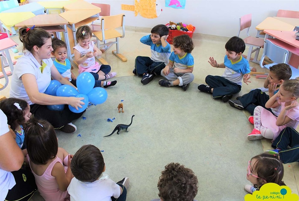 Caadoras de ovos de dinossauro - Maternal II - Colgio Le Perini. Educao Infantil e Ensino Fundamental. Indaiatuba, SP