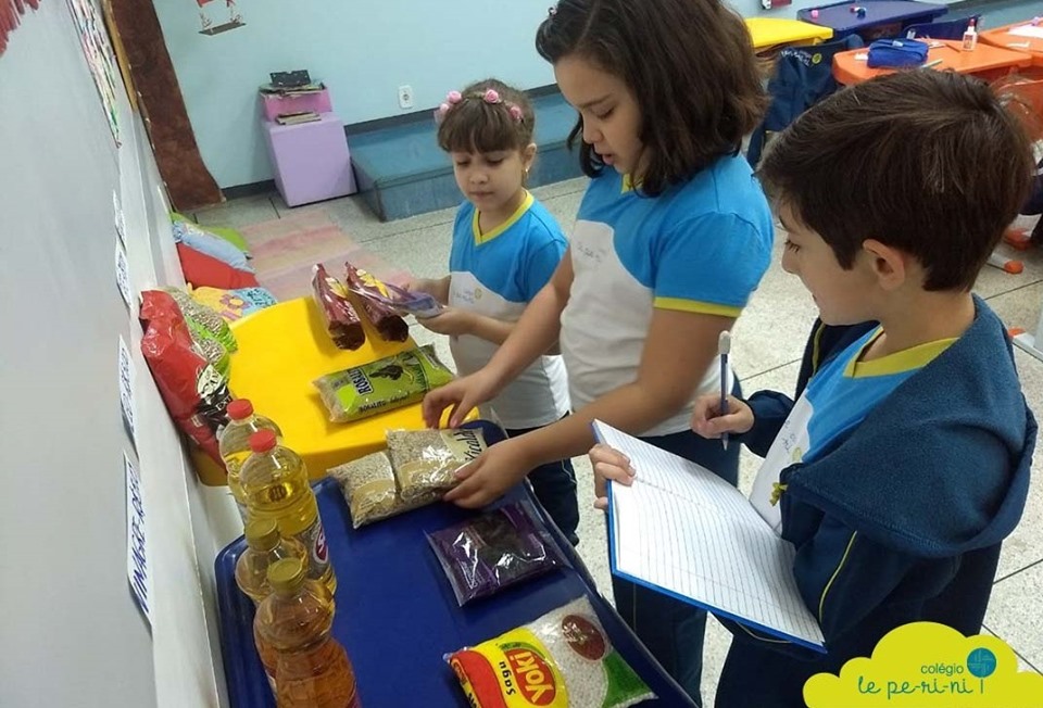 Indo s compras - Colgio Le Perini. Educao Infantil e Ensino Fundamental. Indaiatuba, SP