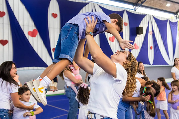 Encontro de Dia das M�es - Col�gio Le Perini. Educa��o Infantil e Ensino Fundamental. Indaiatuba, SP