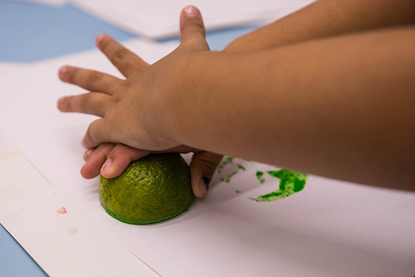 Carimbo de frutas - Col�gio Le Perini. Educa��o Infantil e Ensino Fundamental. Indaiatuba, SP