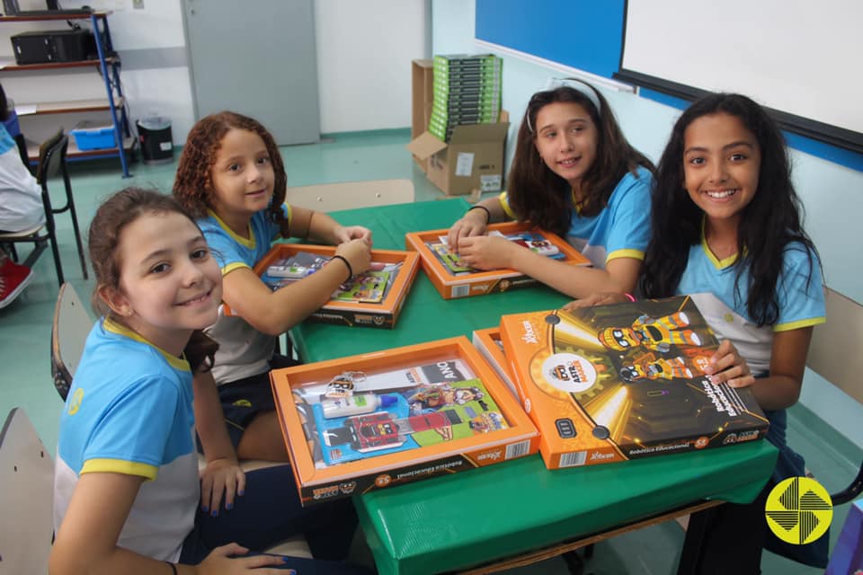 Programa de Insero de Tecnologia - Colgio Le Perini. Educao Infantil e Ensino Fundamental. Indaiatuba, SP