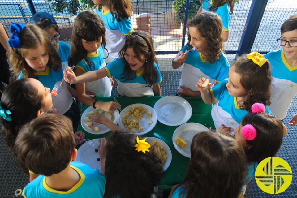 Parada para a fruta - Colgio Le Perini. Educao Infantil e Ensino Fundamental. Indaiatuba, SP