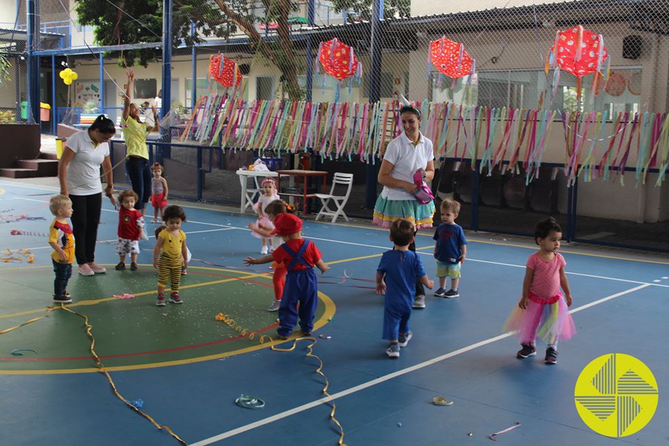 Nossos pequenos folies - Colgio Le Perini. Educao Infantil e Ensino Fundamental. Indaiatuba, SP