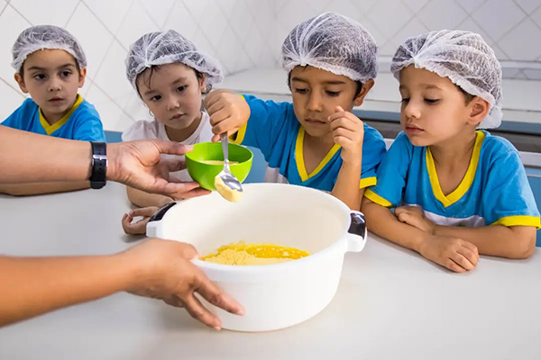 Aula de culin�ria - Col�gio Le Perini. Educa��o Infantil e Ensino Fundamental. Indaiatuba, SP