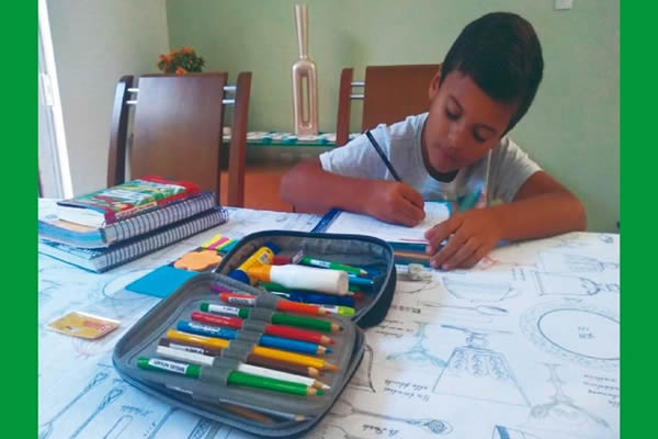 Realizando as tarefas com muito Capricho - Colgio Le Perini. Educao Infantil e Ensino Fundamental. Indaiatuba, SP