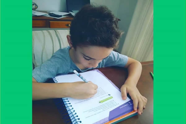 O que anda fazendo em casa? - Colgio Le Perini. Educao Infantil e Ensino Fundamental. Indaiatuba, SP