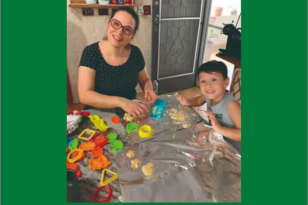 Brincando com massinha caseira - Colgio Le Perini. Educao Infantil e Ensino Fundamental. Indaiatuba, SP