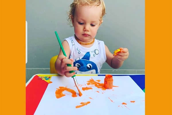 Pintura com tinta e pincel - Colgio Le Perini. Educao Infantil e Ensino Fundamental. Indaiatuba, SP